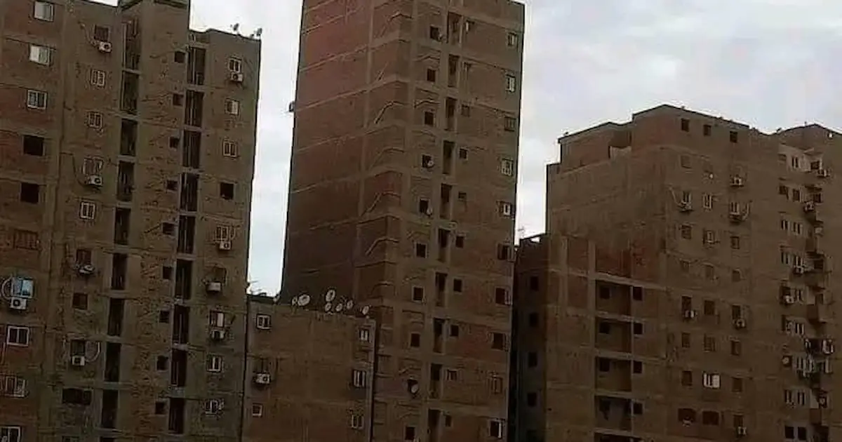 إجراءات احترازية لإزالة عقار مائل في محافظة الجيزة