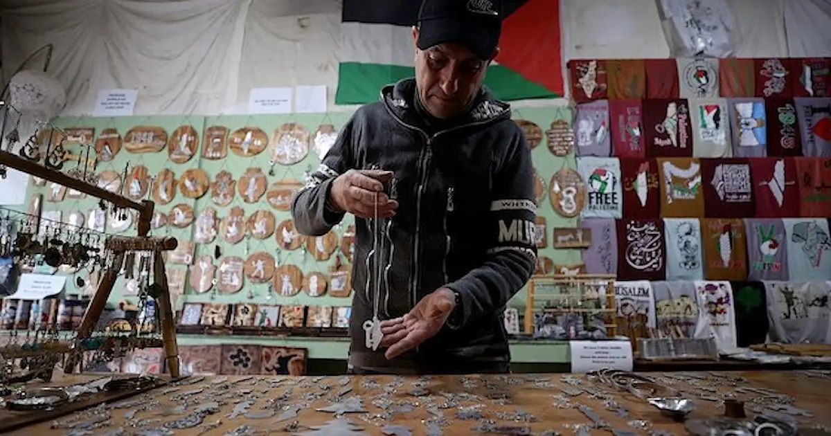 فنان فلسطيني يحول مخلفات قنابل الغاز إلى قطع فنية
