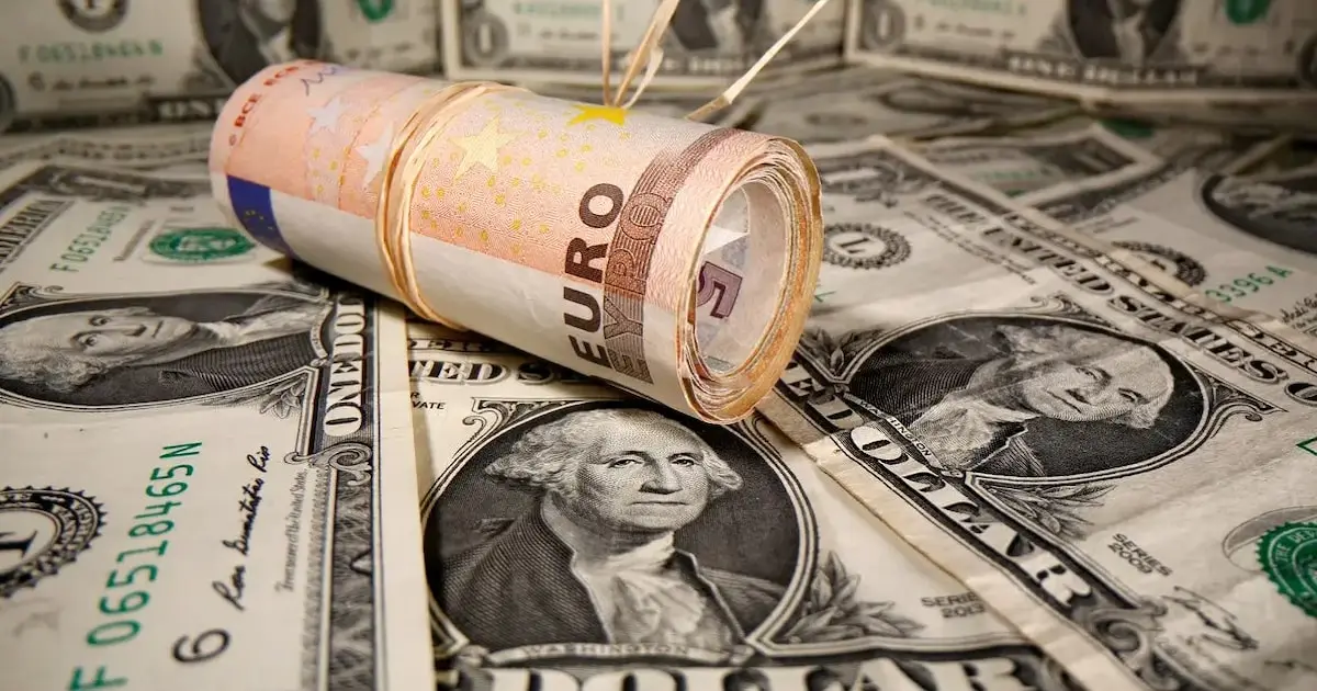 تراجع الدولار الأميركي إلى أدنى مستوياته منذ أكثر من عام