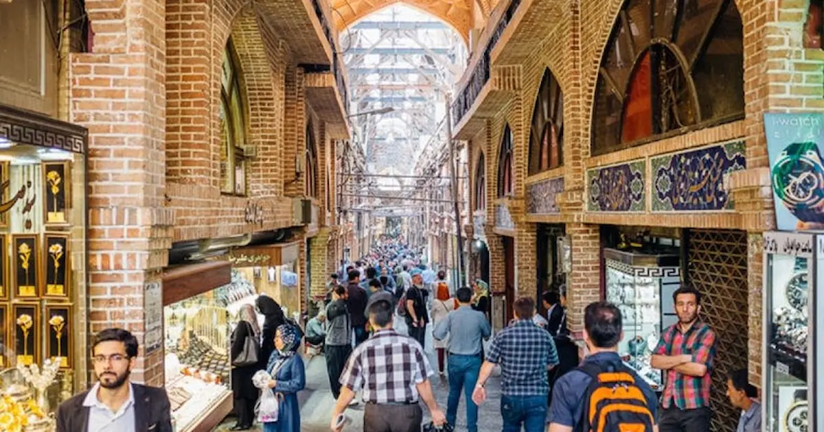إخماد حريق كبير في سوق طهران التاريخي دون تسجيل ضحايا