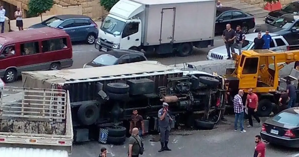 تطورات أمنية في منطقة الكحالة إثر انقلاب شاحنة تابعة لحزب الله