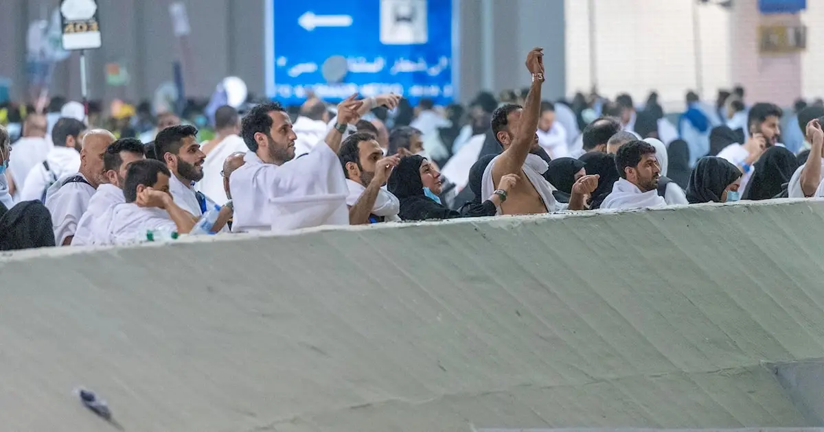 الحجاج يؤدون شعيرة رمي جمرة العقبة الكبرى في منى