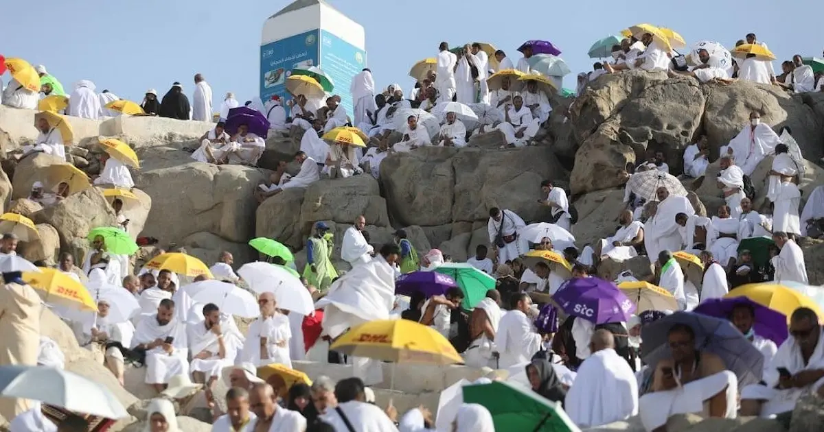 جموع الحجيج تتوافد إلى صعيد عرفات لأداء الركن الأعظم