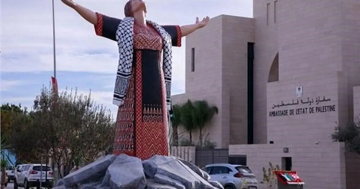 نصب مجسم فني يجسد صمود الأم الفلسطينية أمام سفارة فلسطين بتونس