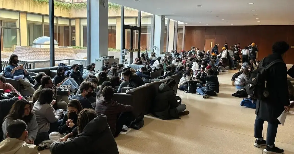 احتجاجات طلابية ضد هيلاري كلينتون في جامعة كولومبيا