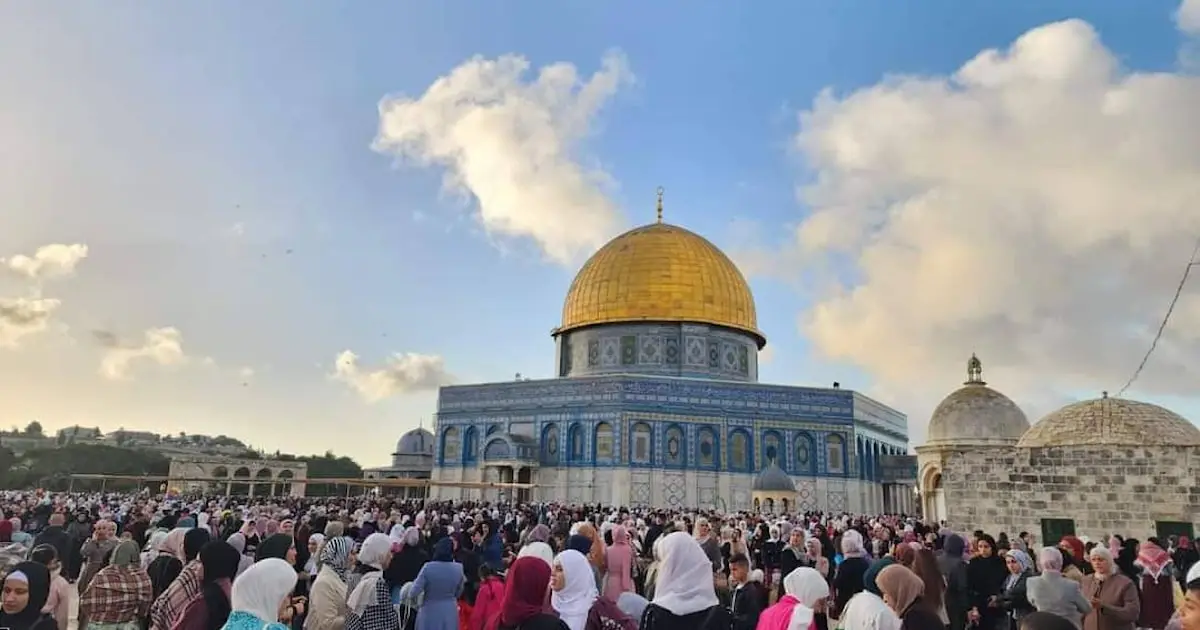 ملايين المسلمين يؤدون صلاة عيد الفطر وسط أجواء احتفالية عالمية