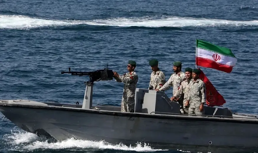 صحيفة عبرية: البحرية الإيرانية تفرض سيطرتها على مضيق هرمز وتجبي رسوم عبور