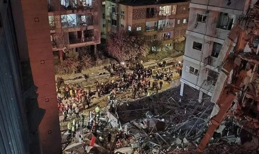 ضربة صاروخية إيرانية تسوي حياً في عراد بالأرض وتوقع مئات الإصابات
