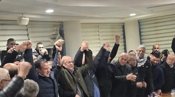 تعويضات مالية وإلزام بإزالة صورة مضللة ضد بينيت ولبيد