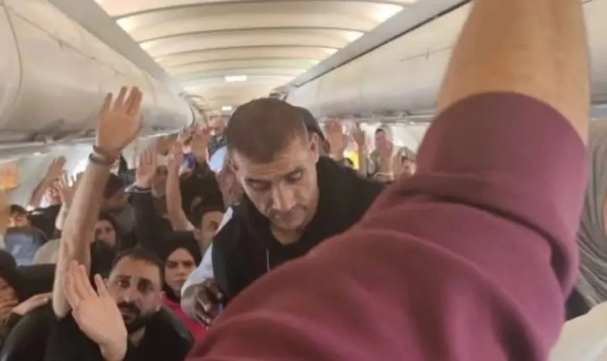 عمليات ترحيل غامضة لغزيين عبر مطار رامون بإشراف جمعية وهمية