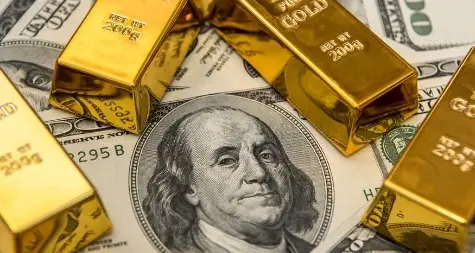 الذهب يحلق لمستويات قياسية والدولار يواجه ضغوطاً حادة