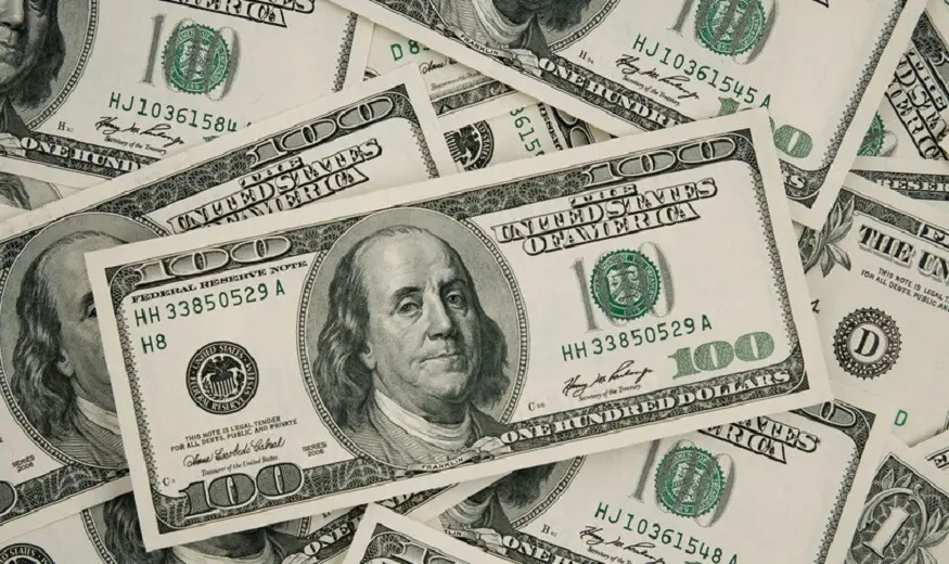 تراجع قياسي للدولار الأمريكي وسط مؤشرات على تباطؤ سوق العمل