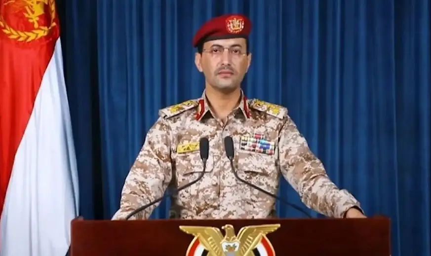 اليمن: رد عسكري على استهداف مطار صنعاء وتحذيرات لشركات الطيران