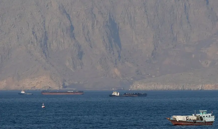 اضطرابات الملاحة البحرية: تراجع العبور في هرمز وتحويل مسارات السفن بالبحر الأحمر