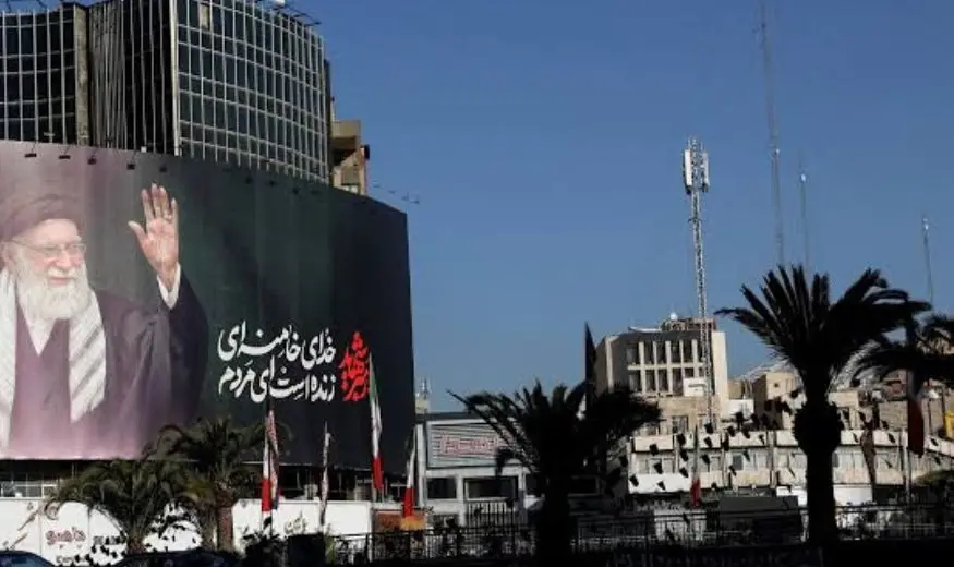 خبير إسرائيلي يحذر: تل أبيب فقدت استقلاليتها الاستراتيجية وأصبحت رهينة للقرار الأمريكي