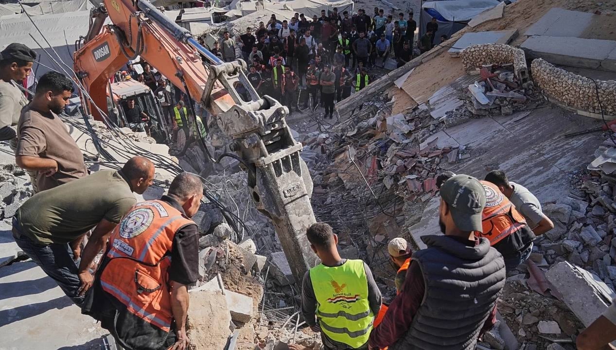 20 شهيداً وعشرات المفقودين جراء انهيار مبنى سكني في غزة