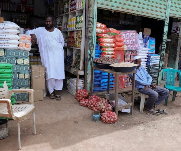 انهيار الجنيه السوداني يفاقم الأزمة الإنسانية والدولار يلامس 7500 في السوق الموازية