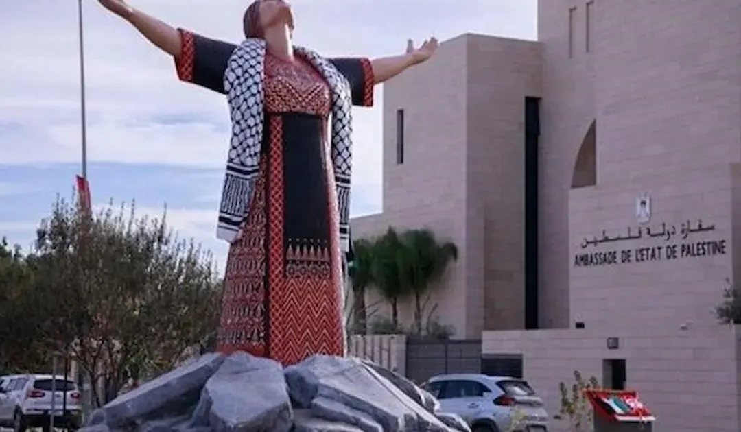 نصب مجسم فني يجسد صمود الأم الفلسطينية أمام سفارة فلسطين بتونس