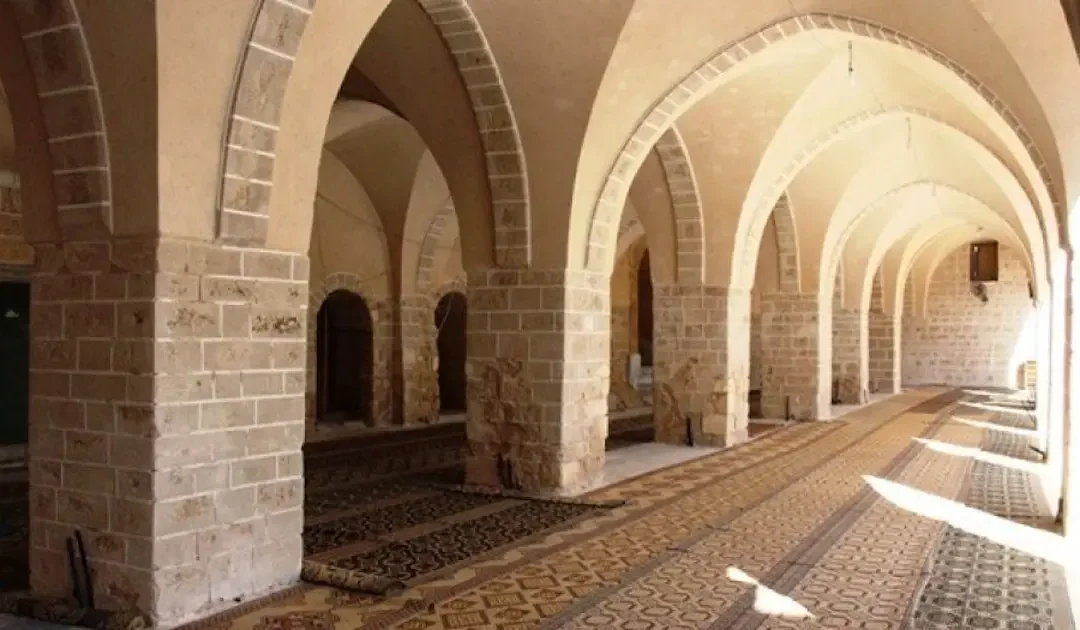 تدمير المسجد العمري الكبير في غزة جراء العمليات العسكرية