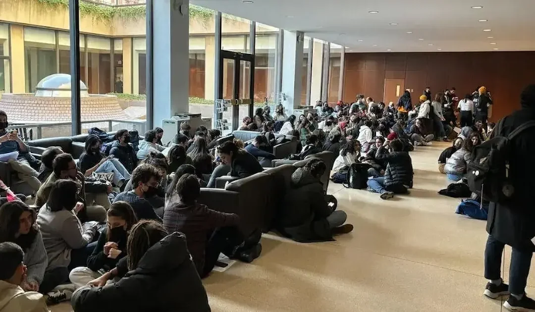 احتجاجات طلابية ضد هيلاري كلينتون في جامعة كولومبيا