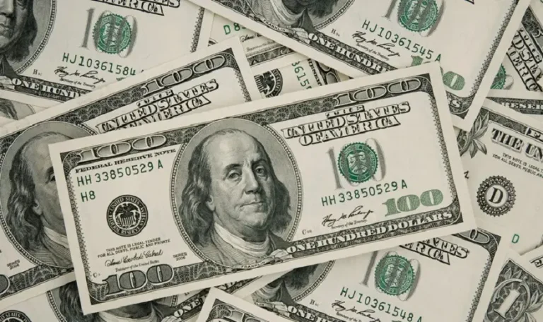 تراجع قياسي للدولار الأمريكي وسط مؤشرات على تباطؤ سوق العمل