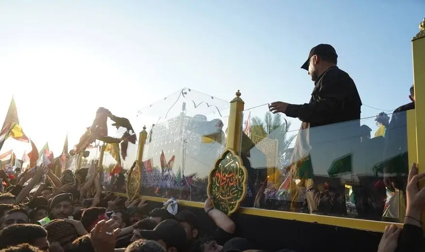 حشود عراقية تستعد لمراسم تشييع الإمام الخامنئي