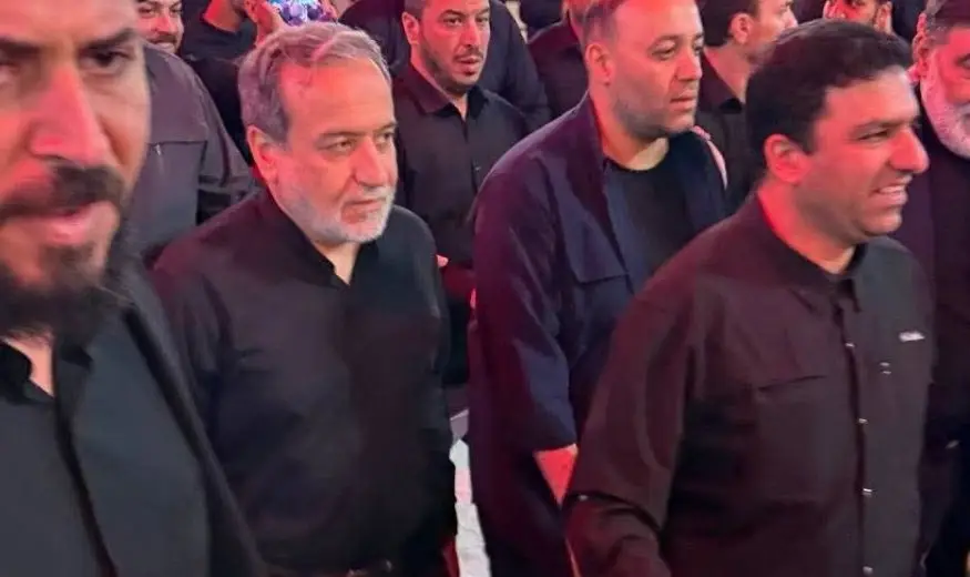 عباس عراقجي ينضم إلى حشود الزائرين في كربلاء لإحياء الأربعينية